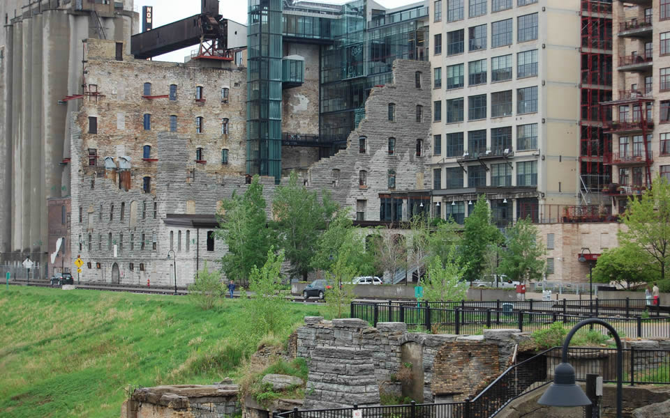 Minneapolis - The Mill district, industrial reuse mixing culture & residential